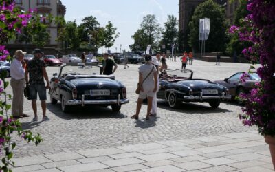 Oldtimer in der Sonnenglut auf dem Schlossplatz