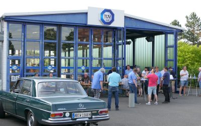 Oldtimerfreunde im Gespräch mit dem TÜV